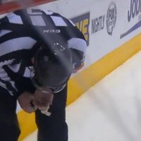 Video: NHL mačā tiesnesim ripa trāpa pa seju