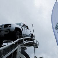 Uz speciālas platformas Rīgā demonstrē 'Land Rover Defender' apvidus pārgājības spējas