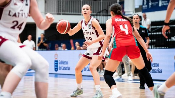 Latvijas U-18 basketbolistes uz astotdaļfinālu soļo ar divām uzvarām