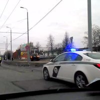 ВИДЕО: Авария на ул. Мукусалас – BMW столкнулся с такси Alviksa