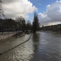 Foto: Sēnas upē turpina celties ūdenslīmenis; Parīzē slēdz ceļus un tuneļus