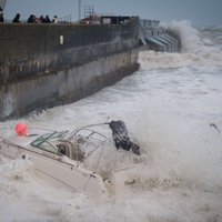 Шторм на юге Англии вызвал жертвы, хаос и разрушения