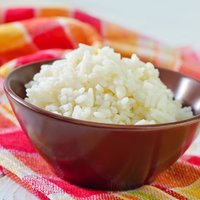 Video pamācība: Kā uzvārīt rīsus
