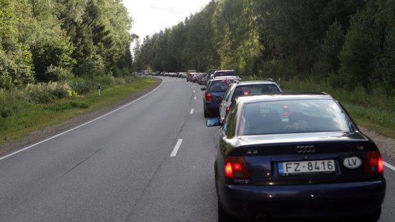 Brīdina par palēninātu satiksmi Pierīgā