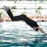Foto: Drēbēs ūdenī - 'VEF Rīga' basketbolisti izpilda izdzīvošanas peldētprasmju kopumu