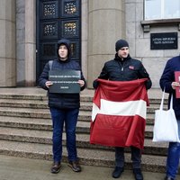 'Pietiks barot krievu lāčus' – pārdesmit cilvēki protestē pret Krievijas preču ievešanu