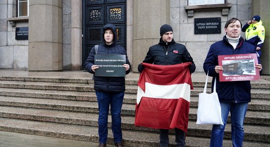 Около здания правительства прошел пикет против ввоза и транзита товаров из России