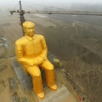 Foto: Ķīnas laukos uzslieta milzīga komunistu vadoņa Mao statuja