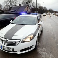Par kukuļa ņemšanu no satiksmes noteikumu pārkāpējiem aizturēti divi policisti