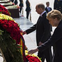 Меркель в Москве возложила цветы к Могиле Неизвестного Солдата
