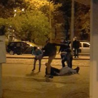 Video: Jaunieši Rīgas centrā izrēķinās ar vīrieti; policija meklē lieciniekus