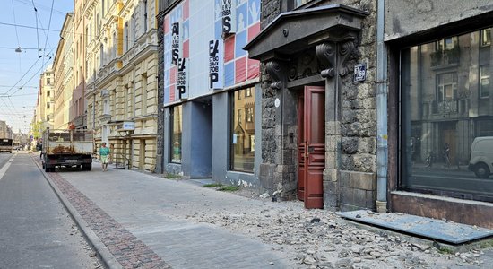 ФОТО. В центре Риги с фасада здания обвалилась штукатурка