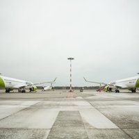 Covid-19: 'airBaltic' ļaus mainīt biļetes pasažieriem ar pozitīviem testa rezultātiem