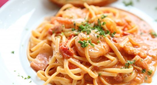 Pasta ar garnelēm krēmīgā tomātu un siera mērcē