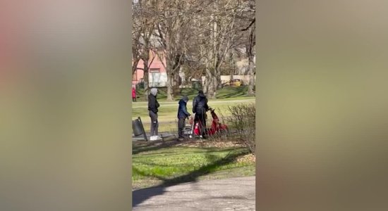 Video: Mazie rakari Maskačkā brauc ar elektroskūteri