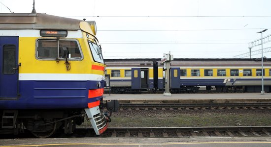 Число рейсов на ж/д увеличат: Латвия купила подержанный поезд в Эстонии. Сейчас он в ремонте