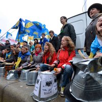 Kijevā tūkstošiem cilvēku protestē pret krāpšanos parlamenta vēlēšanās