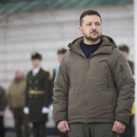 Zelenskis prasa labāku pretgaisa aizsardzību; Vācija Ukrainai ražos artilērijas šāviņus