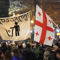 Tbilisi 14. dienu turpinās protesti; Makrons aicina atbrīvot aizturētos 