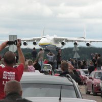ВИДЕО: В Рижском аэропорту приземлился самый большой в мире самолет (обновлено)