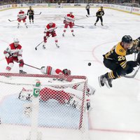 'Bruins' pārliecinoši apspēlē 'Hurricanes' un konferences finālā gūst otro uzvaru