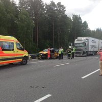 Pie Baltezera avarējušas piecas automašīnas; četri cietušie (plkst.13.40)