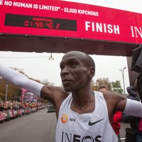 Kipčoge kļūst par pirmo cilvēku pasaulē, kurš maratonu noskrējis ātrāk nekā divās stundās