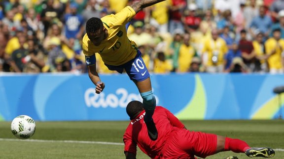 Brazil Neymar, Honduras keeper Luis Lopez 