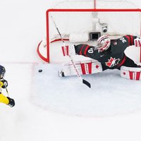 PČ mājinieki Zviedrijas juniori gūst 'sauso' uzvaru pār hokeja dzimteni Kanādu