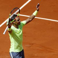 Nadalam droša uzvara 'French Open' sākumā; Vozņacki piedzīvo sensacionālu zaudējumu