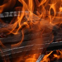 Traģisko ugunsgrēku Rēzeknē varētu būt izraisījusi no krāsns izkritusi pagale
