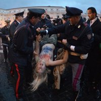 Активистки FEMEN устроили топлес-акцию в Ватикане