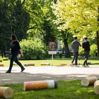 Tikai piektdaļai Latvijas smēķētāju rūp, kur nonāk izsmēķi