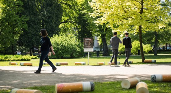 Tikai piektdaļai Latvijas smēķētāju rūp, kur nonāk izsmēķi