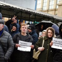 Foto: Desmitiem cilvēku protestē pret Centrāltirgus ieceri pārņemt slēgto teritoriju