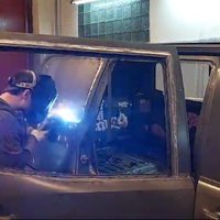 Video: Latvieši pēc pasūtījuma pārbūvē auto Ukrainas kara mediķiem