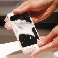 Japāņi radījuši pasaulē pirmo ar ziepēm mazgājamo viedtālruni
