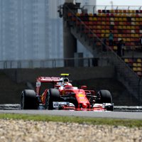 'Ferrari' ātrāki par 'Mercedes' Ķīnas 'Grand Prix' brīvajos treniņos