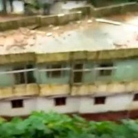 Video: Plūdu postītajā Keralā no pakalna nošļūc māja