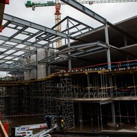 Stradiņa slimnīcas jaunā korpusa būvniecībai piesaista vairāk strādniekus