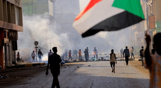 В Судане начались бои между враждующими силовыми структурами. Над столицей летают истребители