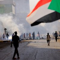 No Sudānas evakuēti ārvalstu diplomāti un pilsoņi