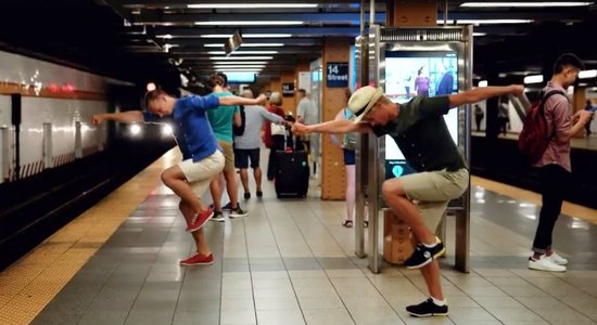 Video: Latvieši Ņujorkas ielās un metro jestri izdejo tautasdeju