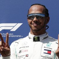 Hamiltons uzvar Francijas 'Grand Prix' kvalifikācijā; Fetels vien septītais