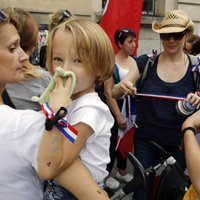 Foto: Parīzē karavīru sievas protestē pret vīru nožēlojamajiem darba apstākļiem