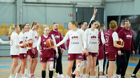 "Laikam jāaiziet uz baznīcu un jāpalūdzas" – Latvijas basketbolistēm pirms izšķirošajiem mačiem pāris problēmas