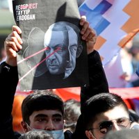 NATO Karabahā nekaro, armēņiem apliecina Stoltenbergs