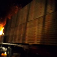 Video: Pie Ķekavas apļa aizdedzies kravas auto