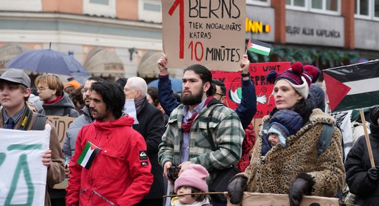 Foto: 'Nost ar genocīdu!' – Rīgā cilvēki dodas gājienā Palestīnas atbalstam