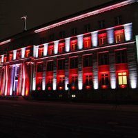 Foto: Uz valdības ēkas staro Latvijas ģerboņa stāsts